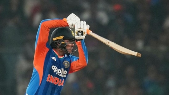 Abhishek Sharma, de la India, realiza un tiro durante el primer T20I contra Sudáfrica en Cuttack. (AP)