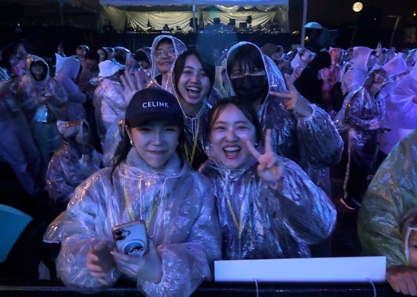 La gente aplaude durante la celebración del Festival de Año Nuevo de Taipei 2026 frente a la ciudad de Taipei...