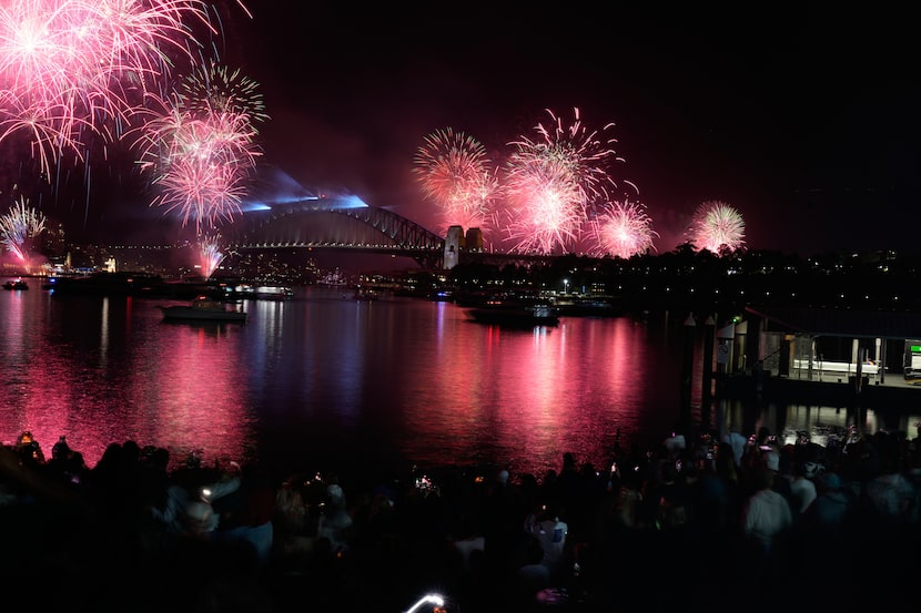 Los fuegos artificiales explotan sobre el Puente del Puerto de Sydney durante las celebraciones de Nochevieja en Sydney,...
