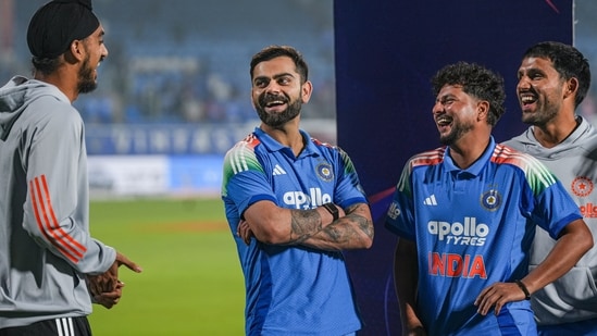 Virat Kohli, Kuldeep Yadav y otros jugadores después de que el equipo ganara el tercer partido de cricket ODI de una serie contra Sudáfrica. (PTI)