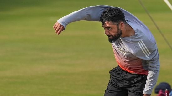 Varun Chakaravarthy durante una sesión de entrenamientos libres. (PTI)