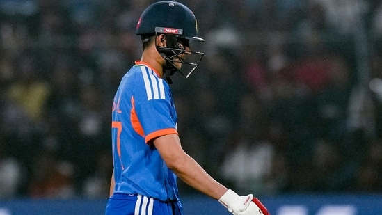 Shubman Gill de India regresa después de su despido durante el segundo partido internacional de cricket T20 entre India y Sudáfrica (PTI)