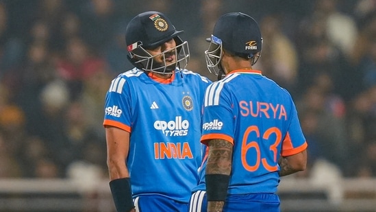 Axar Patel y Suryakumar Yadav de India durante el segundo T20I contra Sudáfrica (PTI)