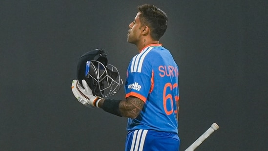 El capitán de India, Suryakumar Yadav, regresa al pabellón después de ser despedido por Marco Jansen de Sudáfrica durante el segundo T20 International (PTI)