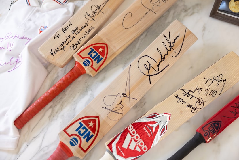 Se ven bates de cricket autografiados en la casa de Arun Agarwal el 21 de noviembre de 2025 en Dallas.