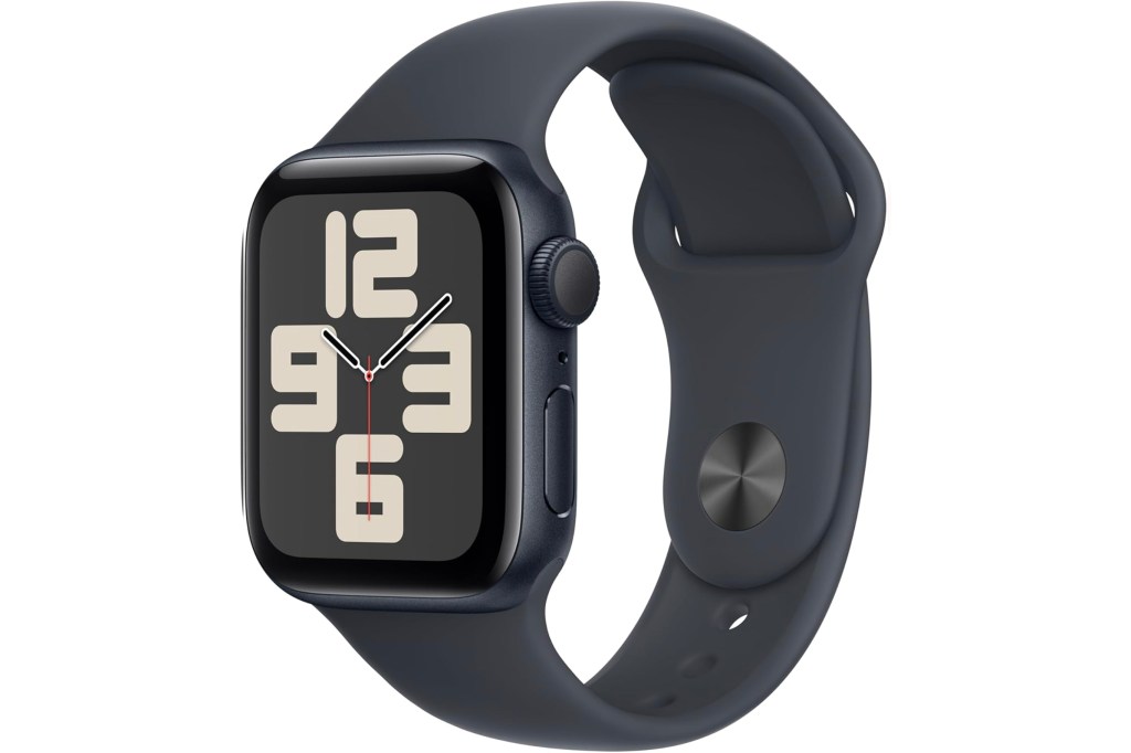 Un Apple Watch gris espacial con una banda azul oscuro muestra una esfera con números de gran tamaño 12, 9, 6 y 3.