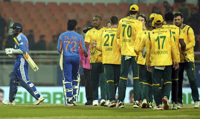 Jasprit Bumrah, a la izquierda, y Tilak Varma, segundo a la izquierda, felicitan a los jugadores de Sudáfrica. (Foto PTI) ESTADÍSTICAS DE IND vs SA: Sudáfrica crea historia y se convierte en el equipo más exitoso contra India en T20I