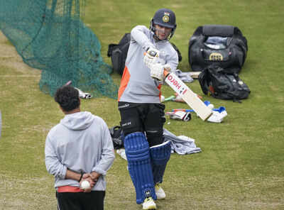 Abhishek Sharma y Kuldeep Yadav durante una sesión de entrenamiento antes del tercer partido de cricket internacional T20. (Imagen: Fotos de PTI) IND vs SA: Es hora de conseguir un nuevo guardia mientras los bateadores indios realizan intensos ejercicios antes del tercer T20I