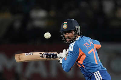 Tilak Varma realiza un tiro durante el tercer T20I. (Foto AP) Tilak Varma bate el récord de