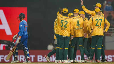 I giocatori del Sud Africa celebrano il wicket di Shubman Gill dell'India durante la seconda partita di cricket internazionale T20 della serie tra India e Sud Africa, allo stadio internazionale di cricket Maharaja Yadavindra Singh, a New Chandigarh. (Foto PTI)
