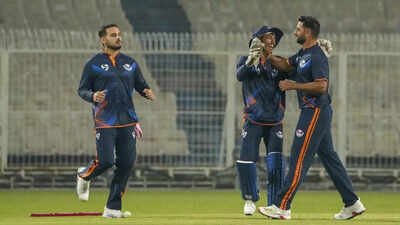 Auqib Nabi de Jammu y Cachemira, a la derecha, celebra con sus compañeros de equipo después de tomar el wicket de Vaibhav Suryavanshi de Bihar durante un partido de críquet del Trofeo Syed Mustaq Ali 2025 entre Bihar y Jammu y Cachemira, en Eden Gardens, Calcuta. (Foto PTI) Subasta IPL: Auqib Nabi a Krains Fuletra: cinco indios sin tope que podrían hacer grandes ofertas