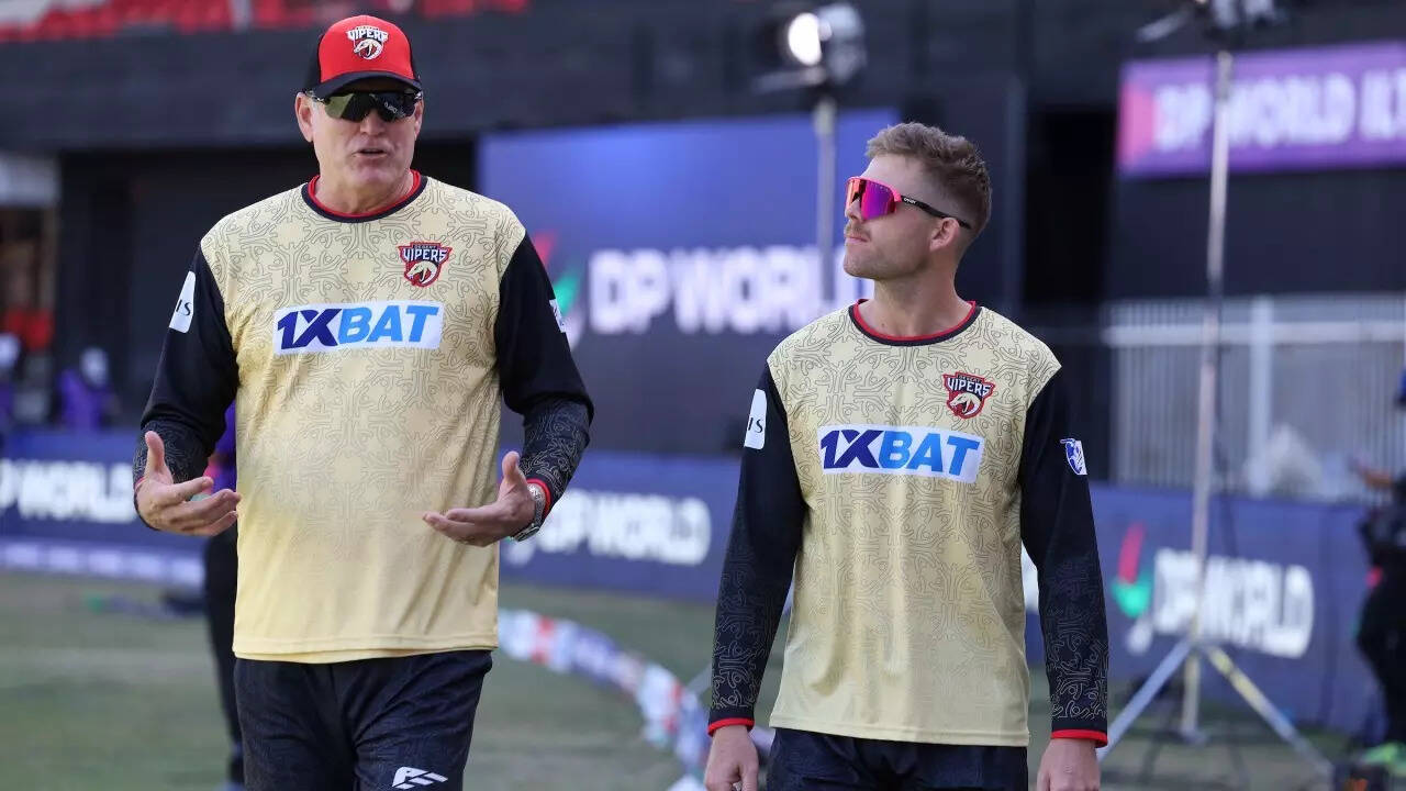 Tom Moody con el capitán de los Desert Vipers, Lockie Ferguson, en ILT20. Tom Moody Vipers ILT20 Crema