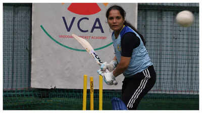 Tarannum Pathán; (Abajo) Tarannum con Shweta Mishra, entrenadora del equipo femenino de Chhattisgarh ¿Quién está viendo el cricket femenino ahora? Tarannum Pathan