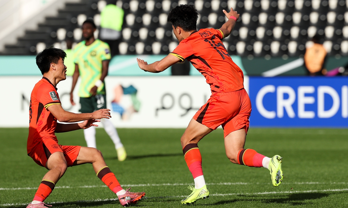 Peng Xiao (Nº 15) de China celebra tras marcar un gol contra Australia en la Copa Asia Sub-23 en Riad, Arabia Saudita, el 11 de enero de 2026. Foto: VCG