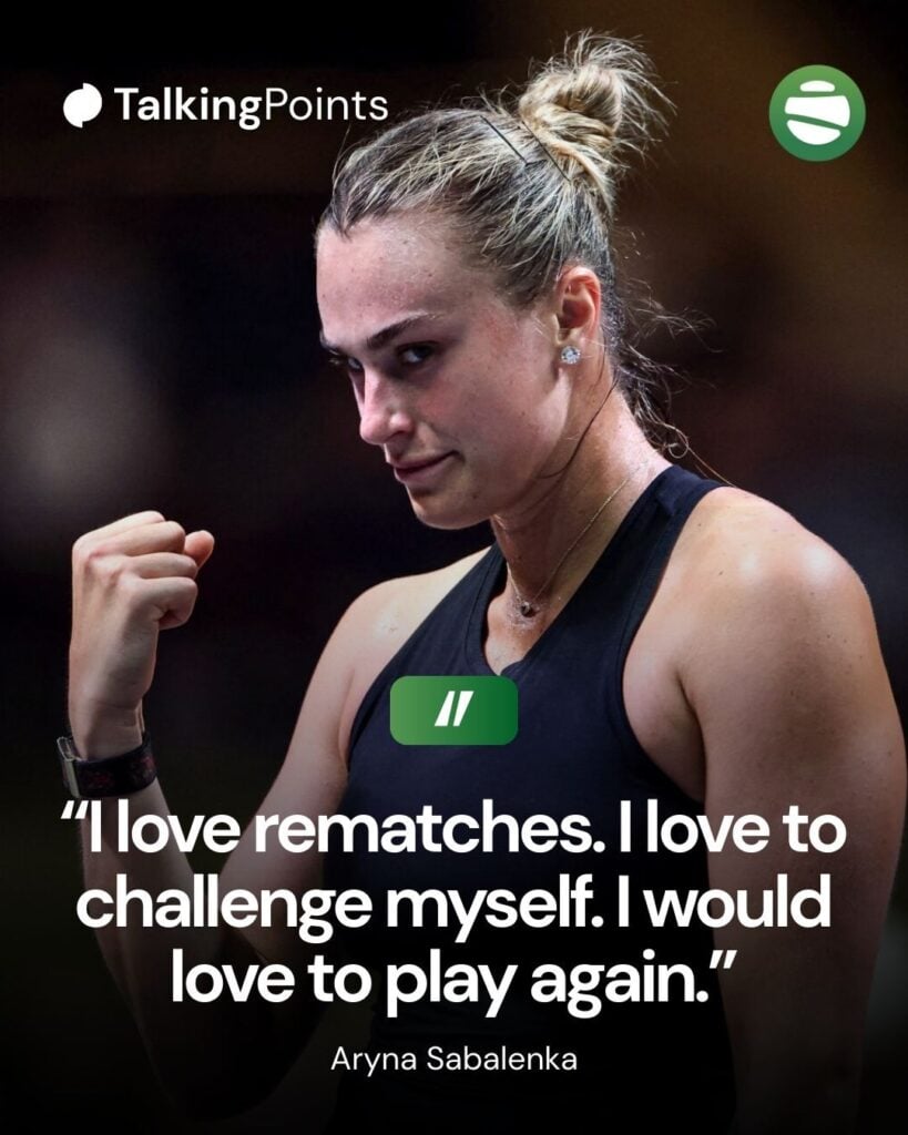 Aryna Sabalenka celebra un punto en la cancha de tenis