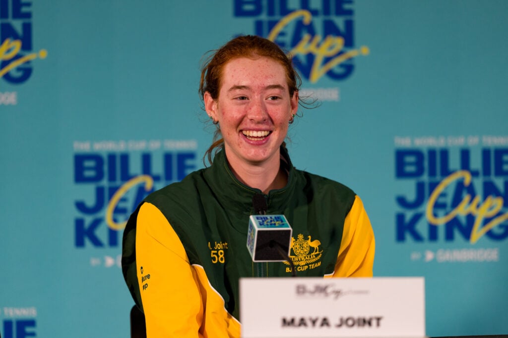 Maya Joint habla con los medios durante el partido de clasificación para la Copa Billie Jean King en Australia.