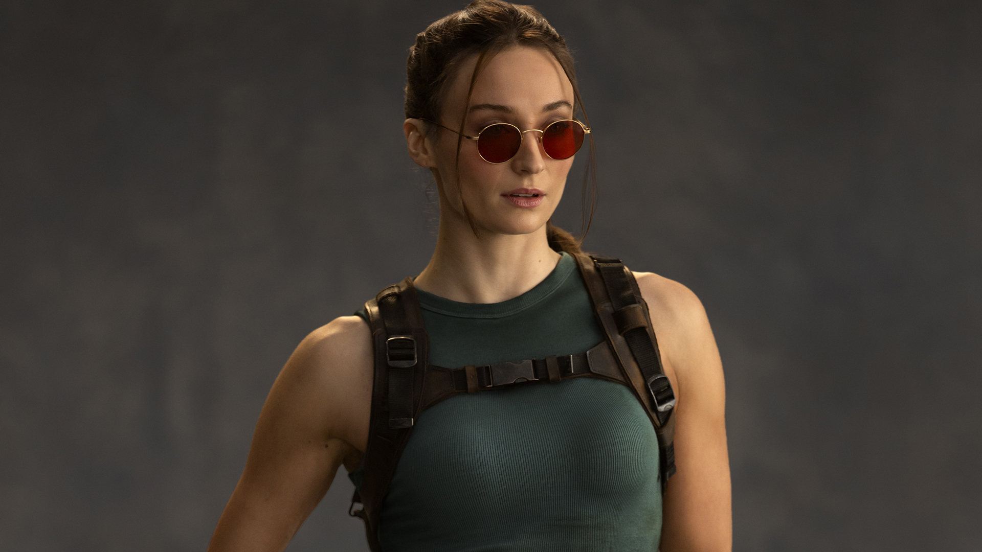 Una imagen profesional de Sophie Turner con el clásico disfraz de Lara Croft del programa de televisión Tomb Raider de Prime Video.