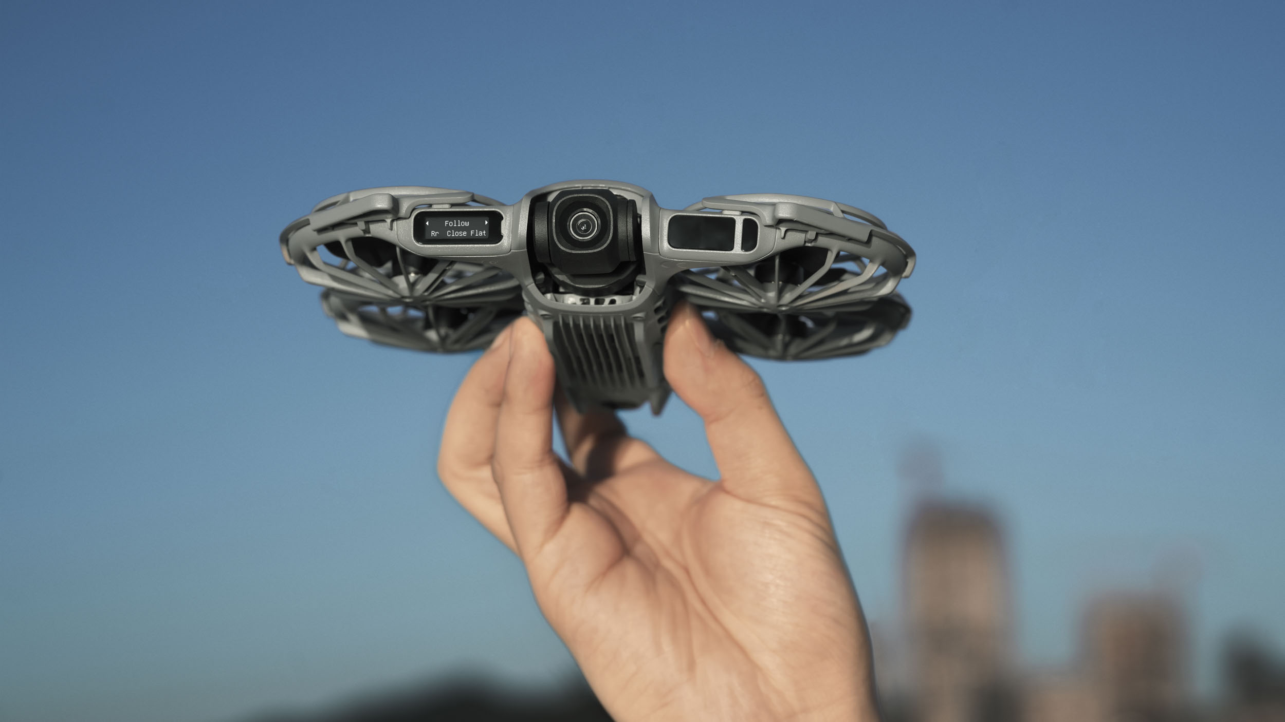 Dron selfie DJI Neo 2 en mano