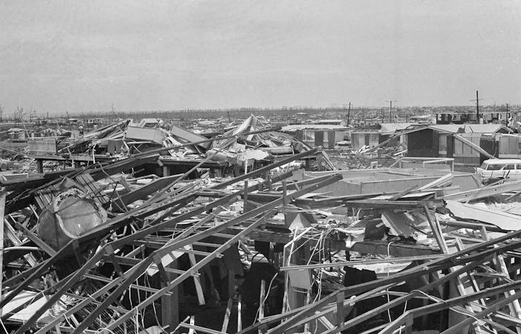 Un revoltijo de casas de madera destruidas por el ciclón Tracy.