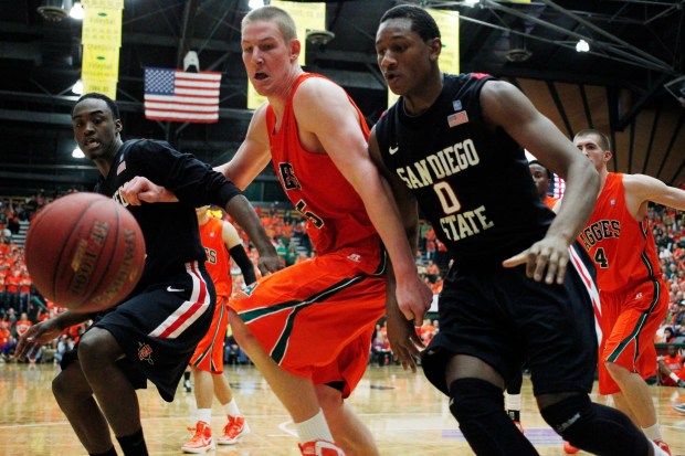 El pívot de Colorado State, Colton Iverson, centro, se une al guardia de San Diego State, Jamaal Franklin, izquierda, y al delantero Skylar Spencer, en la persecución de un balón suelto en la segunda mitad de la victoria de Colorado State por 66-60 en un partido de baloncesto universitario de la NCAA en Fort Collins, Colorado, el miércoles 13 de febrero de 2013. (Foto AP/David Zalubowski)