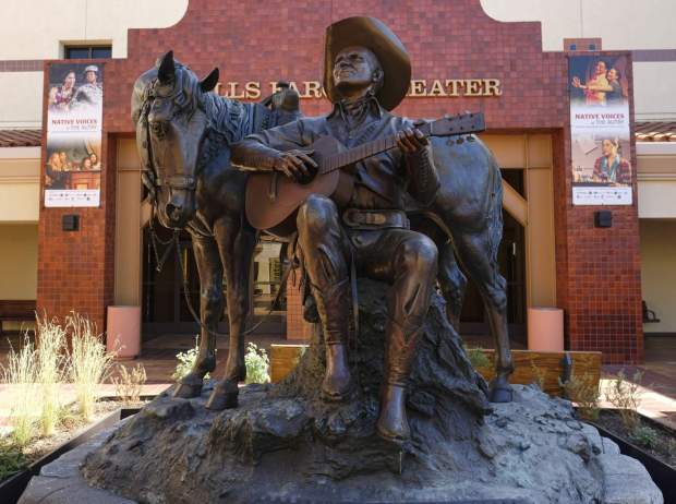 Una estatua de Gene Autry se encuentra a la entrada del Museo Autry del Oeste Americano en Los Ángeles. (Foto AP 2016/Richard Vogel)