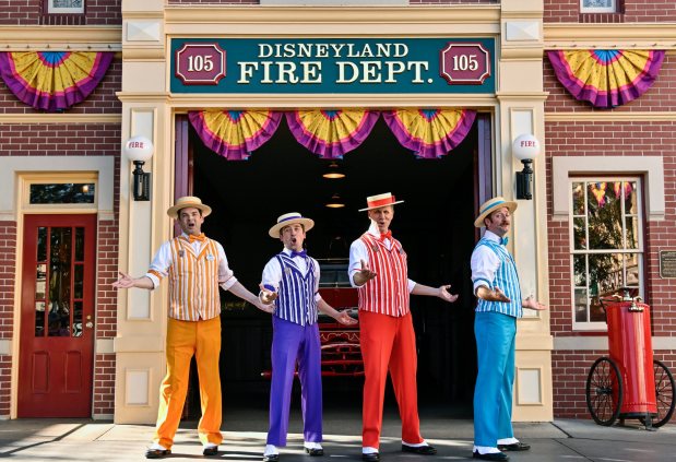 Los Dapper Dans actúan frente a la estación de bomberos en Main Street, EE. UU., dentro de Disneyland en el Disneyland Resort Anaheim, California, el viernes 16 de enero de 2026. (Foto de Jeff Gritchen, Orange County Register/SCNG)