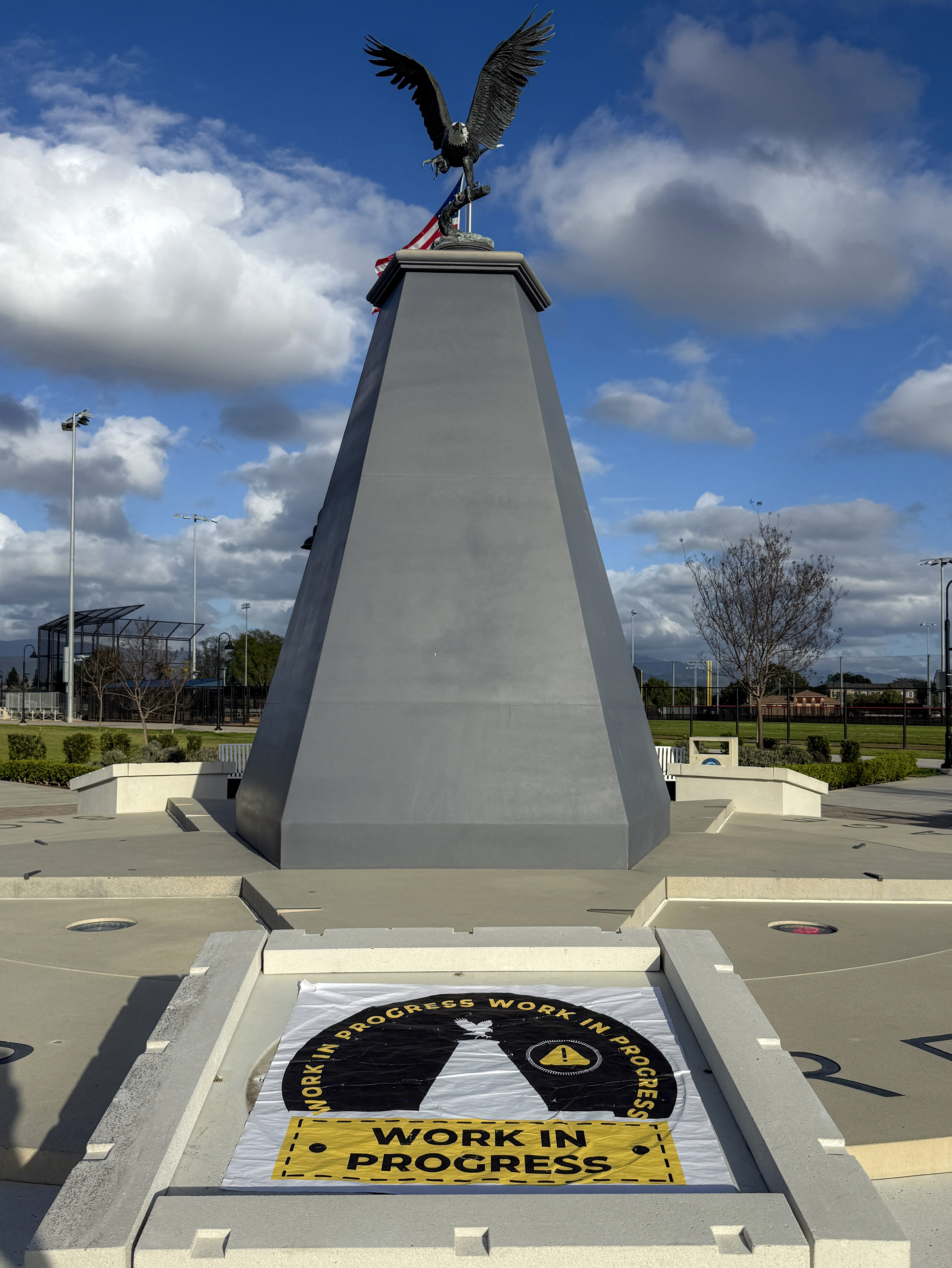 Faltan tres placas de bronce en un monumento en Tustin...