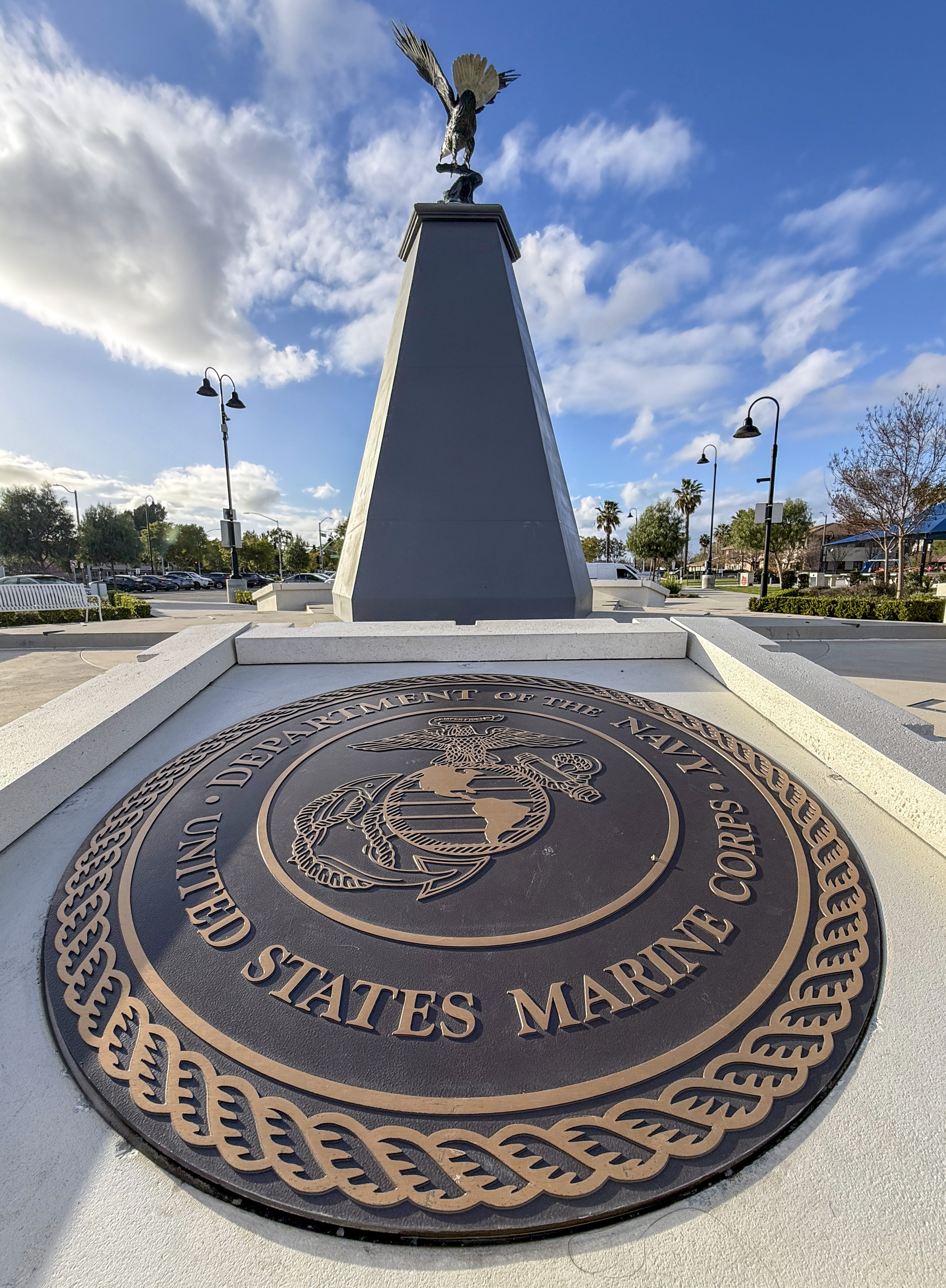 Una placa de bronce en el Veterans Sports Park de Tustin en Tustin,...