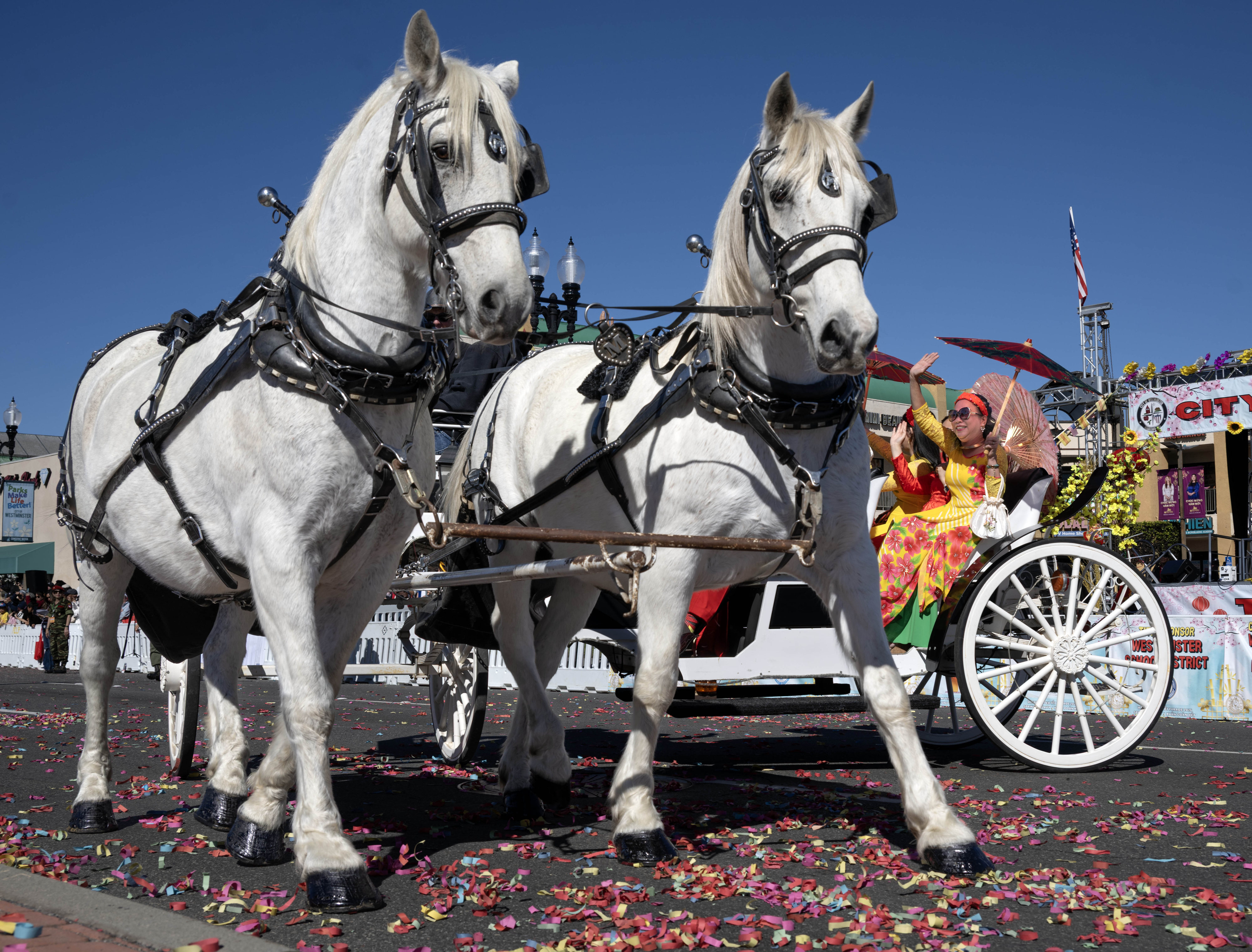 Los miembros del Ayuntamiento de Westminster dan un paseo en carruaje tirado por caballos durante...