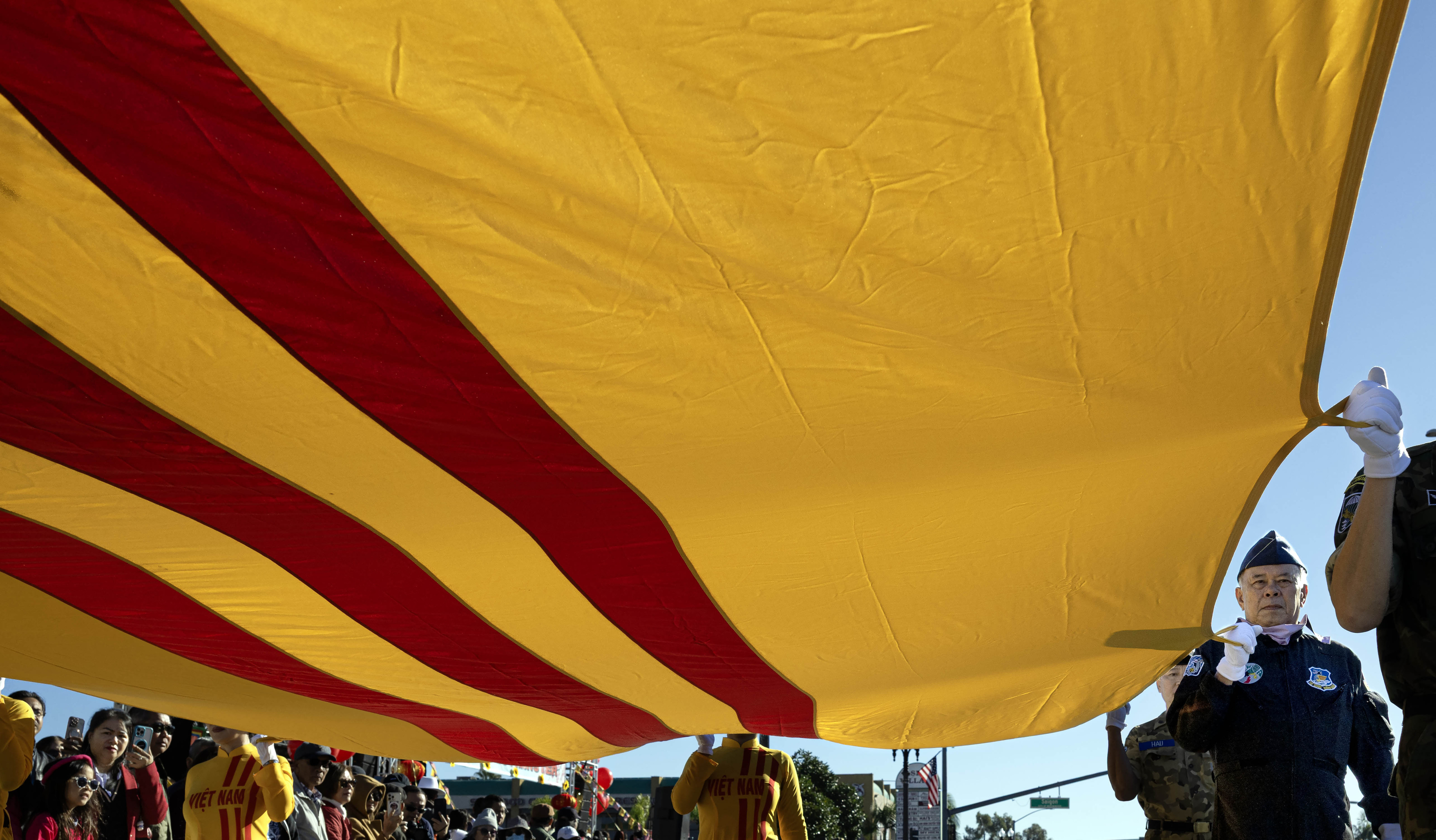 Descendientes del Ejército de la República de Vietnam llevan...