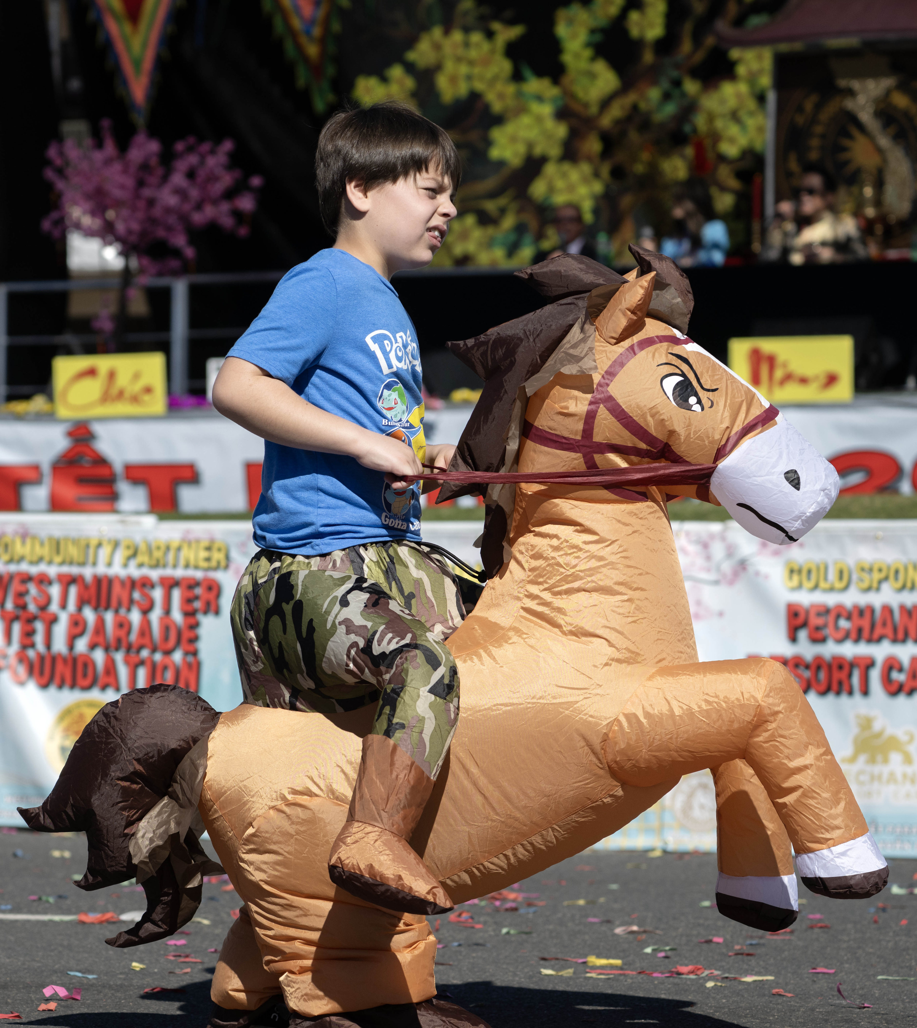 Un joven caballero celebra el Año del Caballo de Fuego...