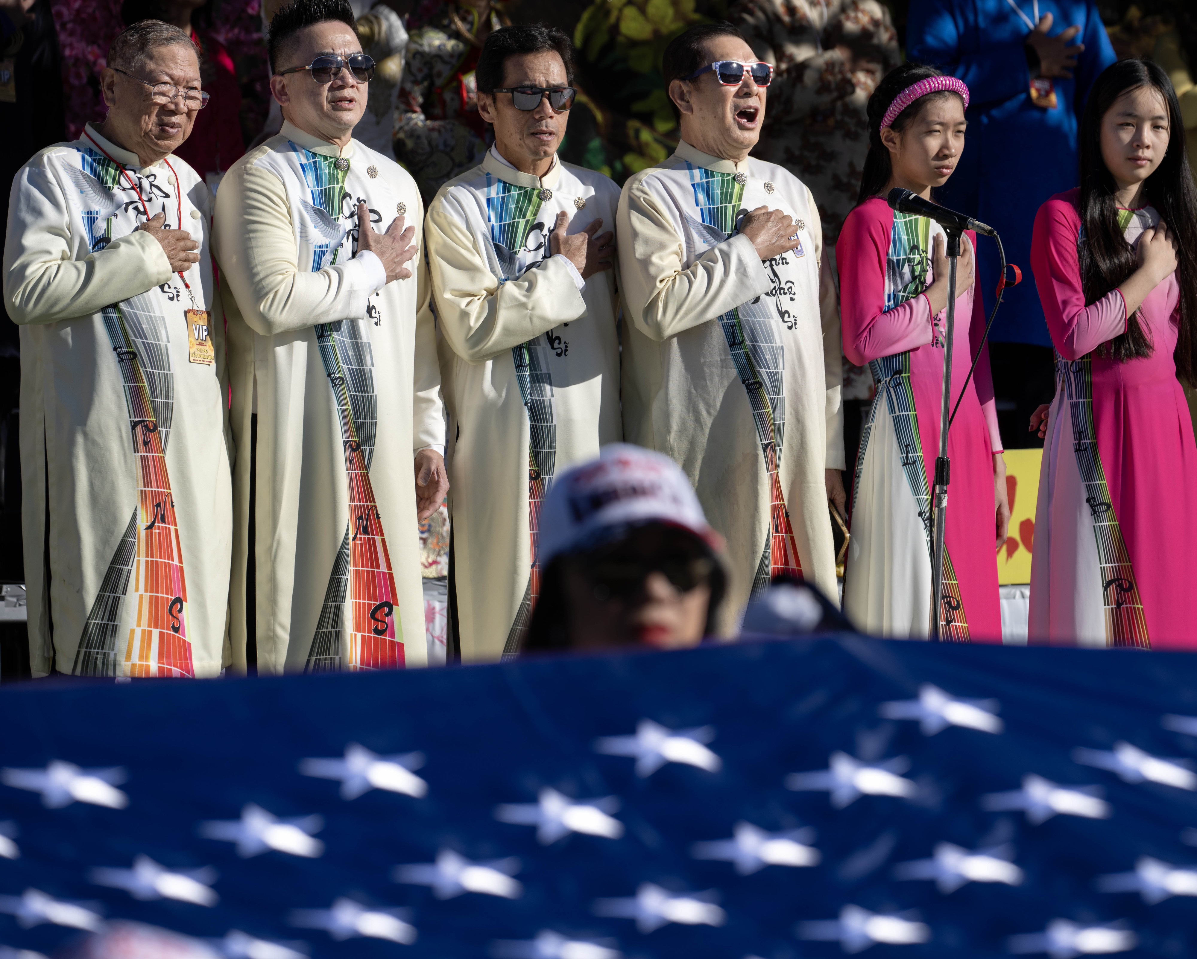 Tanto el himno nacional de la República de Vietnam como el de Estados Unidos...