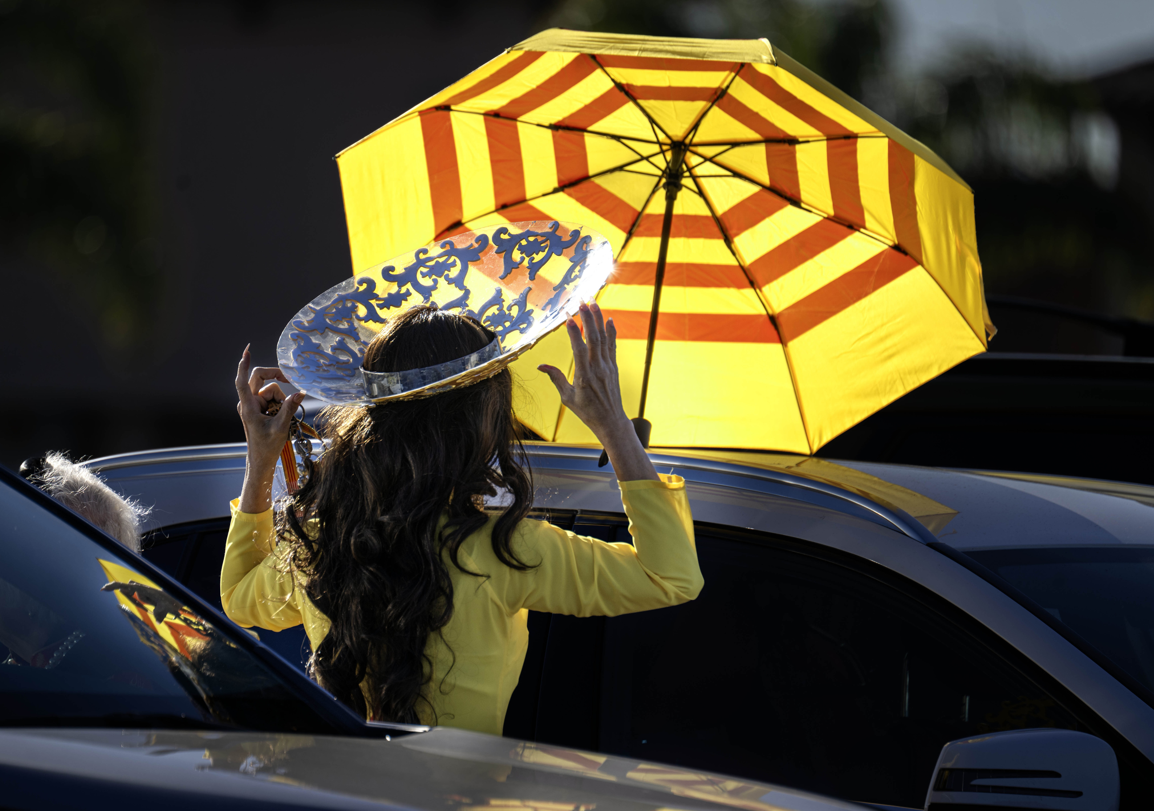 Sheila Nguyen se ajusta el sombrero en el estacionamiento antes...