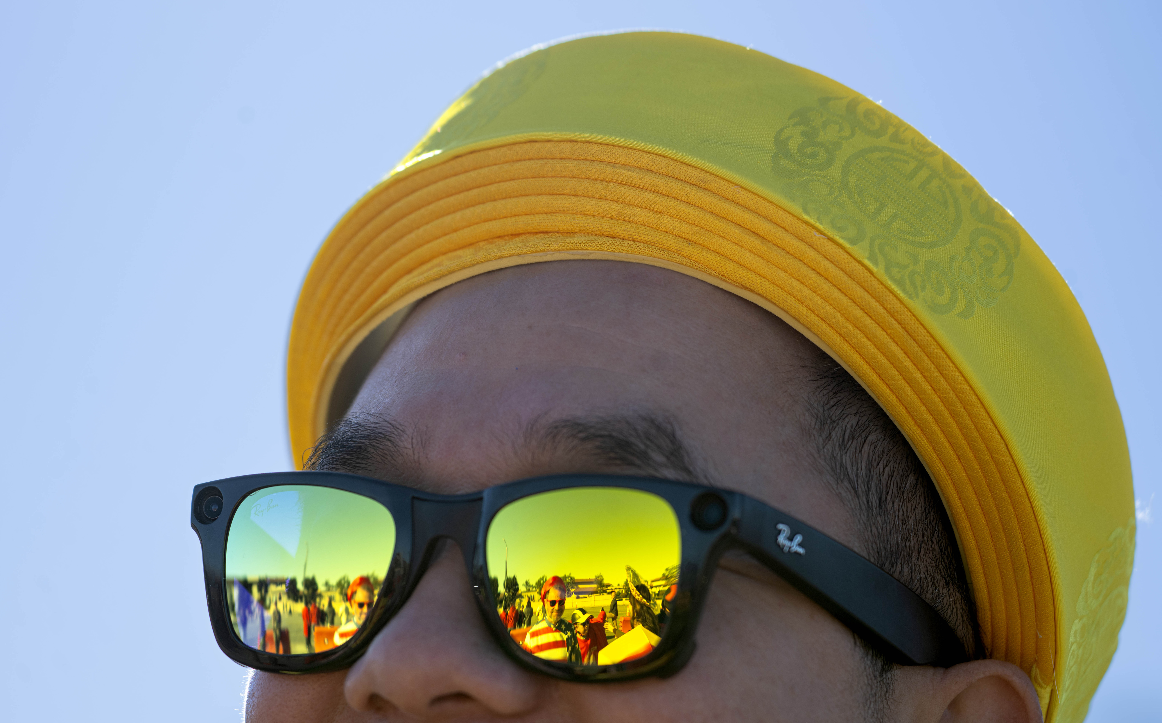 David Vergani se refleja en las gafas de sol de Phuong Le...