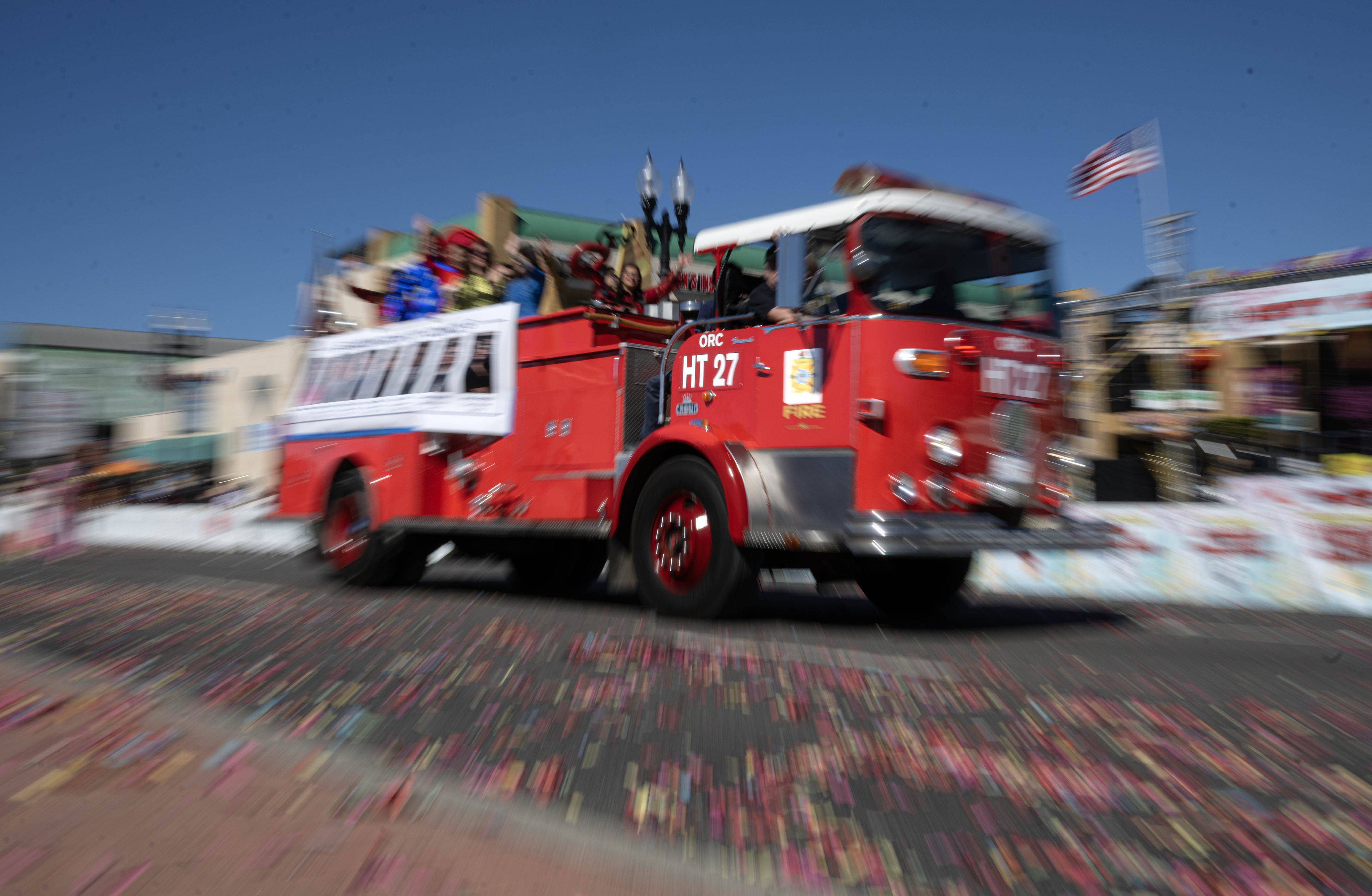 Un camión de bomberos del condado de Orange acelera por el desfile de Westminster...