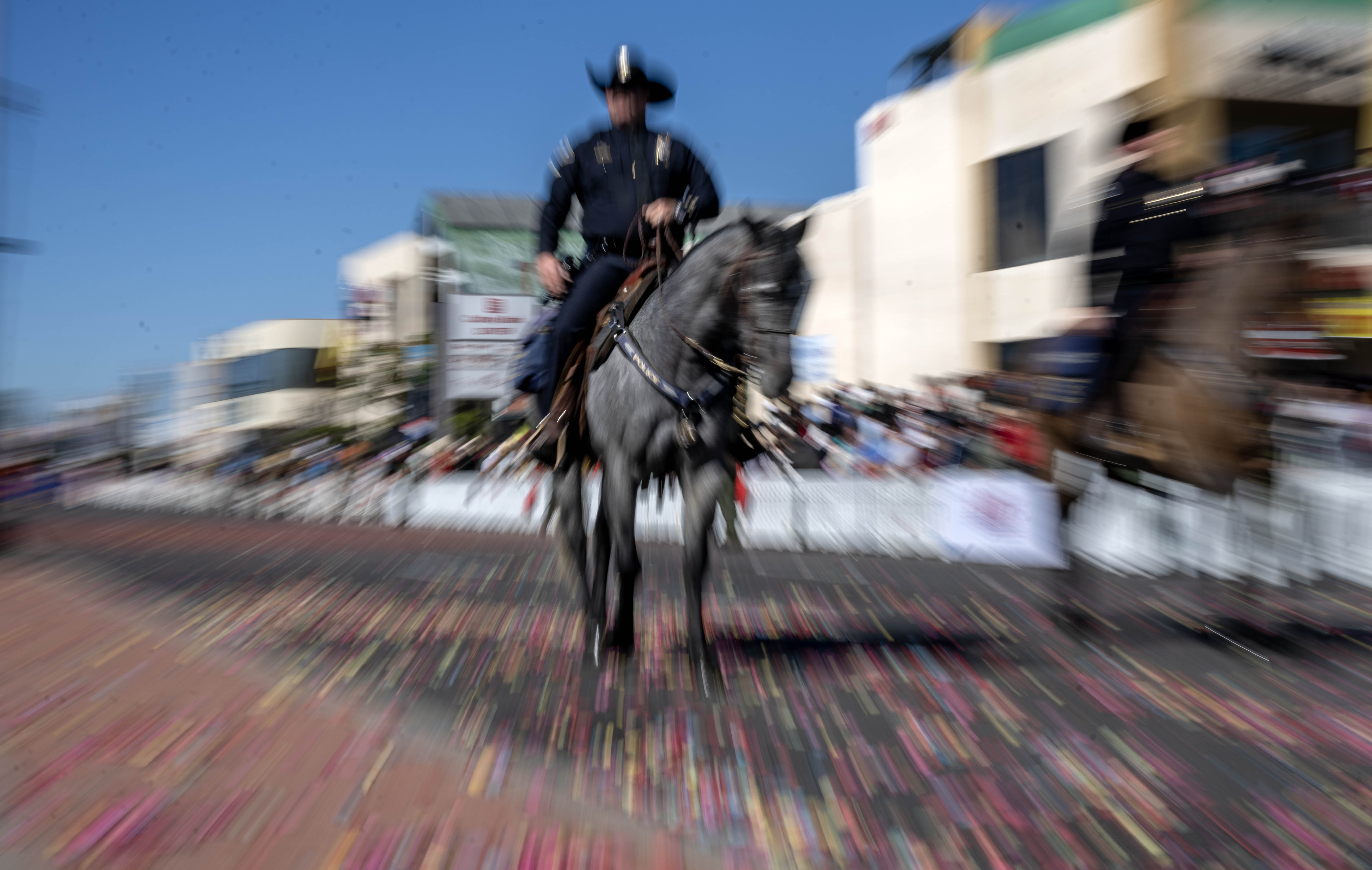 Patrullas montadas de la policía de Westminster y Anaheim galopan...