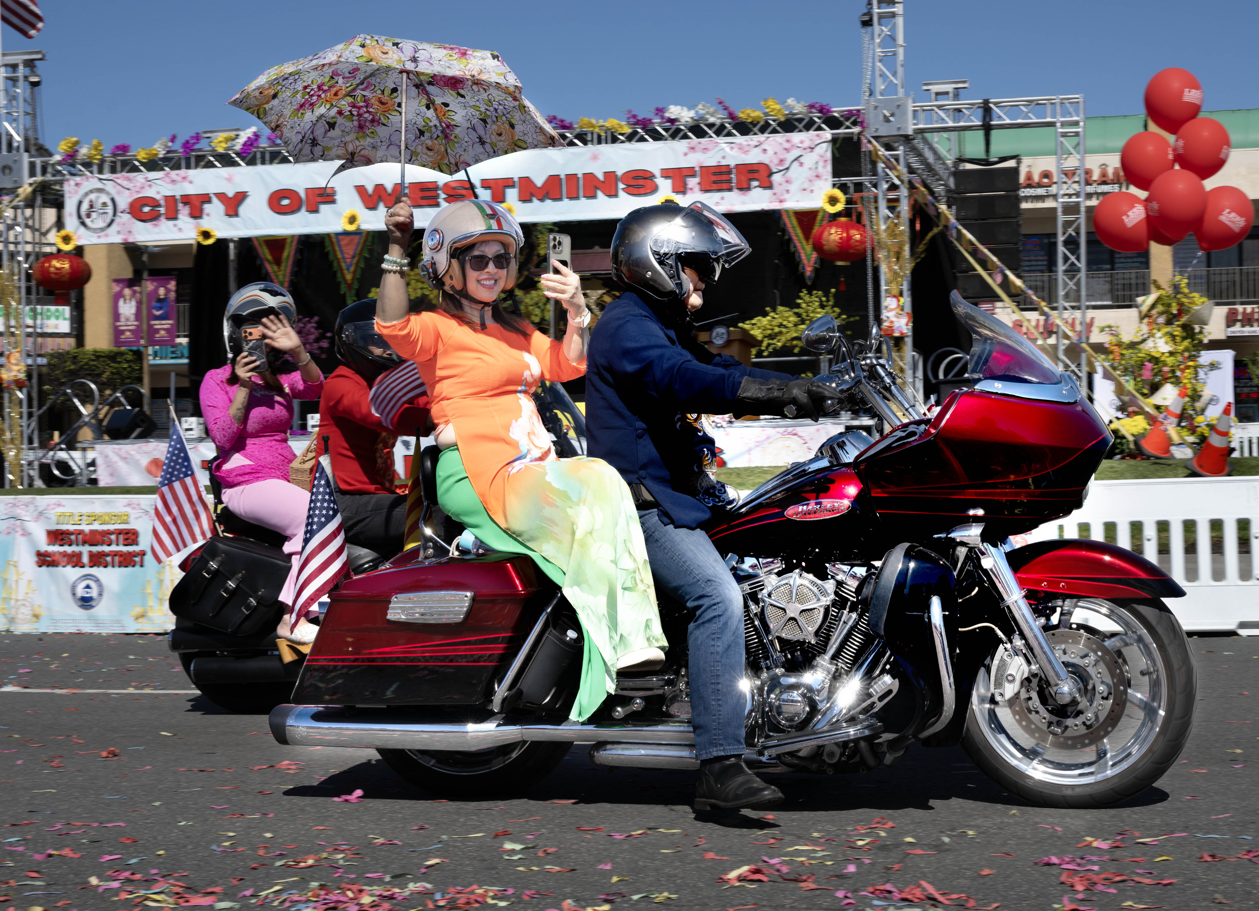 Un grupo de motociclistas Harley Davidson participa en la...