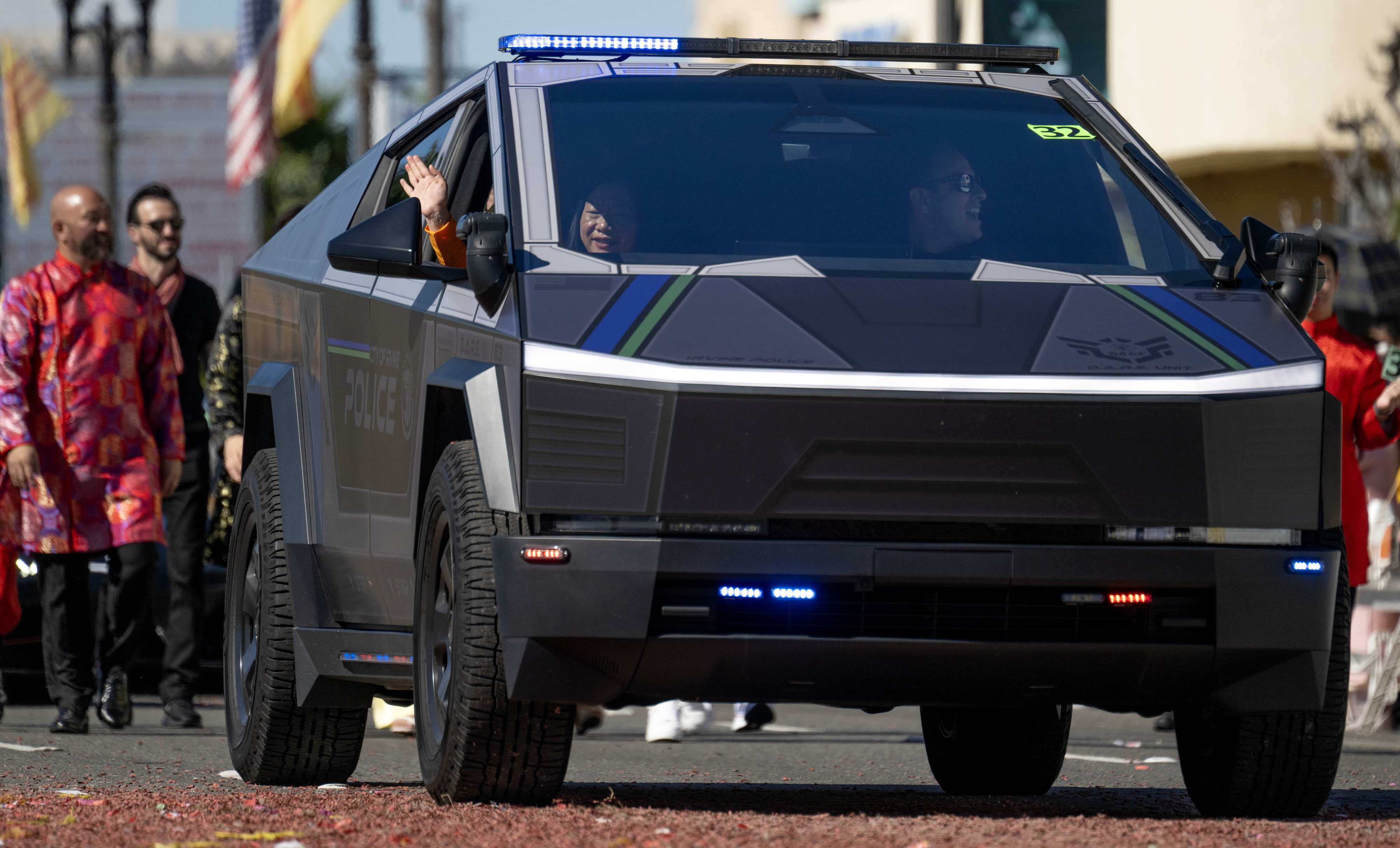 Un Cybertruck de la ciudad de Irvine recorre el desfile de Westminster...