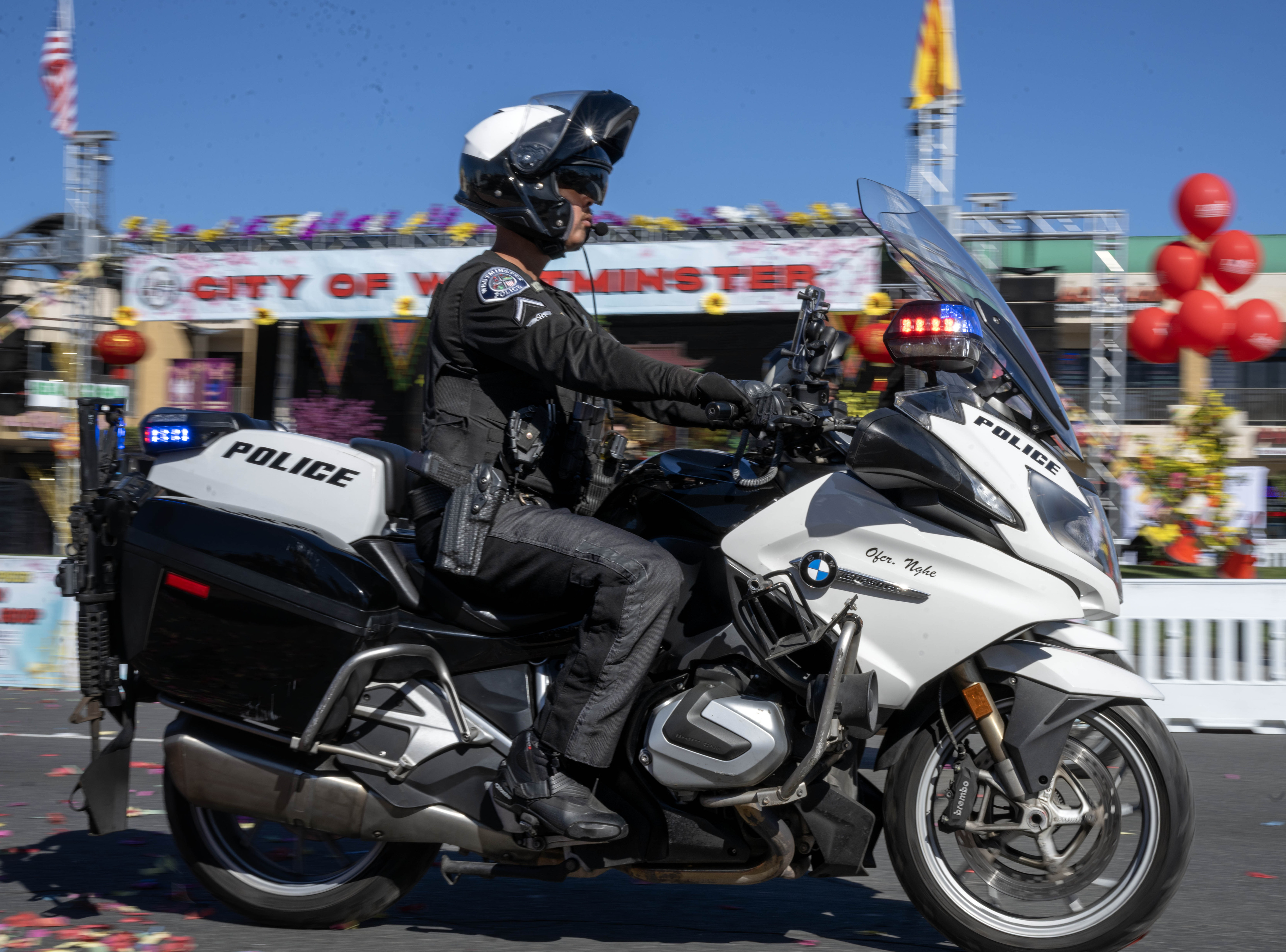 Un oficial de motocicletas de Westminster participa en el desfile del Tet el...