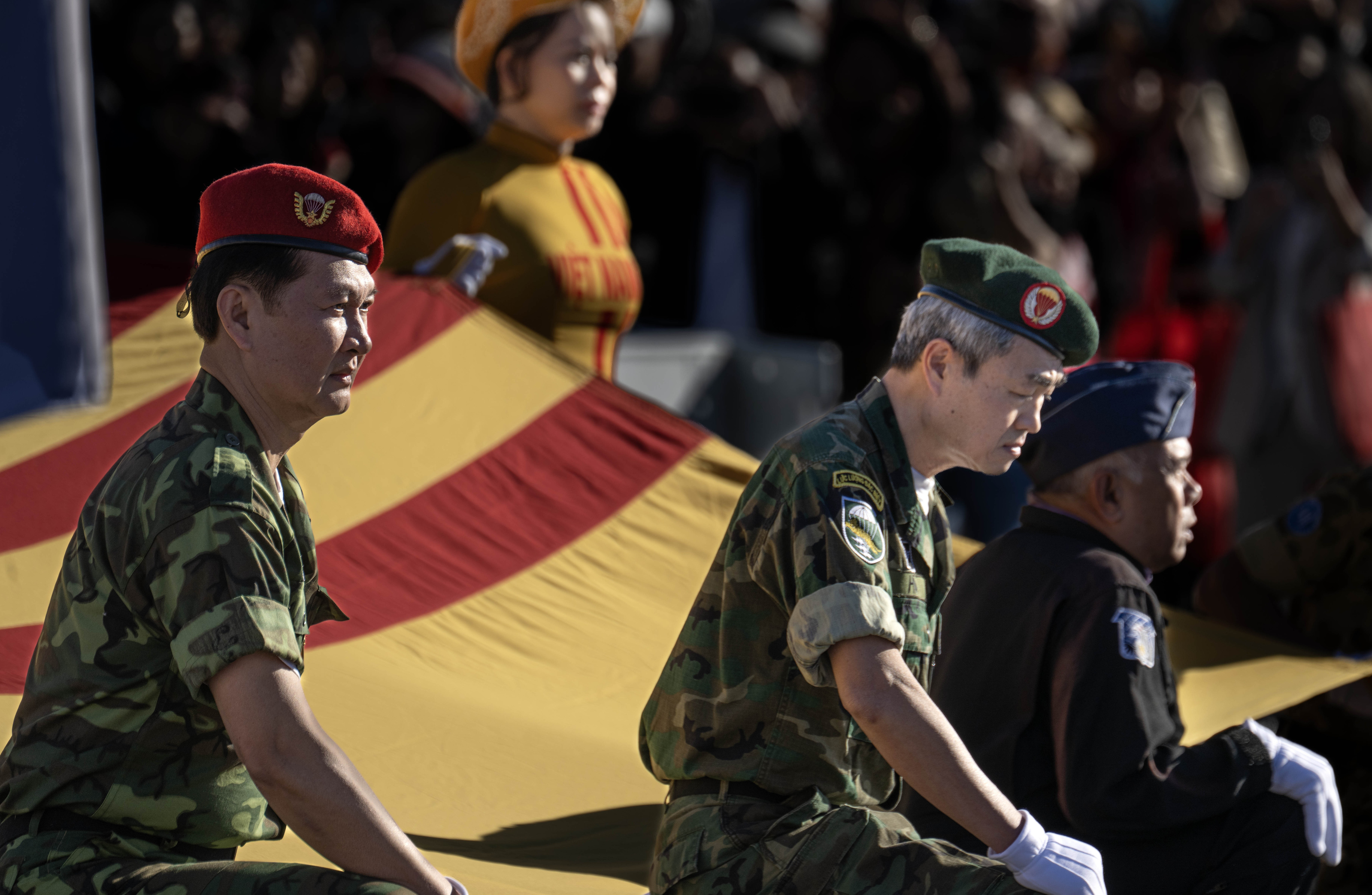 Long Do, izquierda, con descendientes del Ejército de...