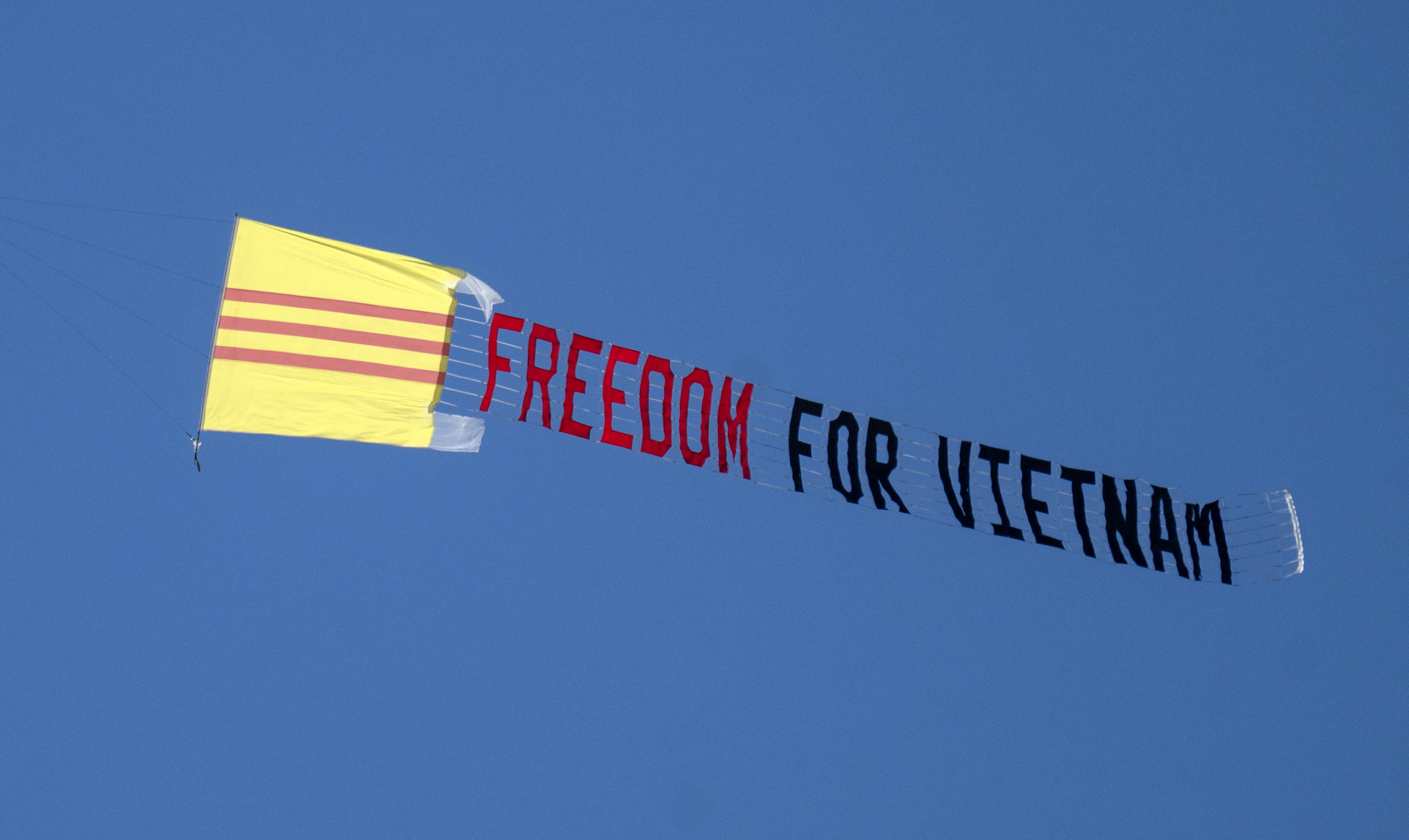 Un avión entrega un mensaje de esperanza sobre Westminster...