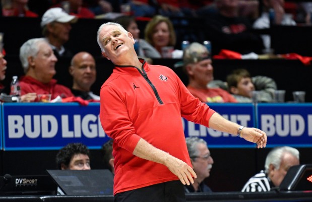 El entrenador en jefe de San Diego State, Brian Dutcher, reacciona durante la segunda mitad contra Nevada, el 14 de febrero de 2026 en San Diego, California (Foto de Denis Poroy).
