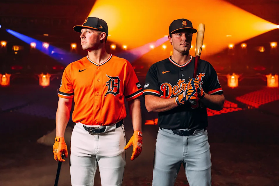 Los jugadores de los Detroit Tigers, Spencer Torkelson y Kerry Carpenter, modelan los nuevos uniformes alternativos en el Fox Theatre en enero de 2026 en Detroit, Michigan.