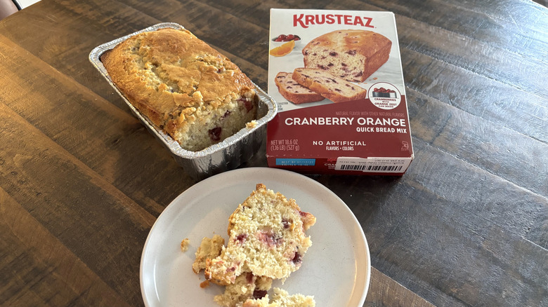 Rebanada de pan Krusteaz de naranja y arándano en un plato con pan y caja al lado