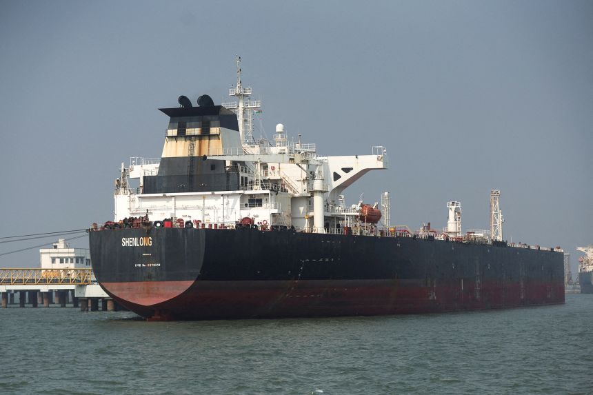 El petrolero Shenlong Suezmax, con bandera de Liberia, cargado con petróleo crudo de Arabia Saudita, llega a un puerto después de transitar por el Estrecho de Ormuz en Mumbai, India, el 12 de marzo de 2026.