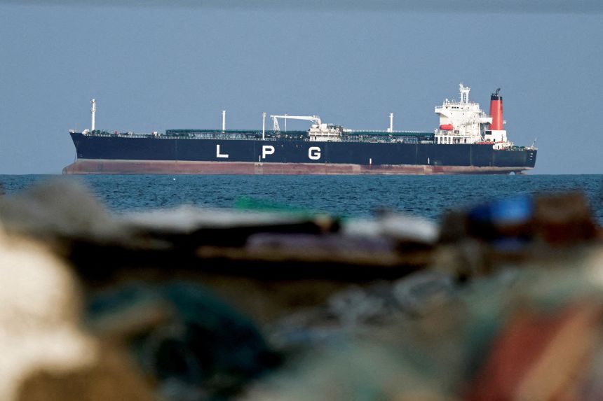 Un camión cisterna de gas licuado de petróleo fondeado mientras el tráfico disminuye en el Estrecho de Ormuz, en Shinas, Omán, el 11 de marzo de 2026.