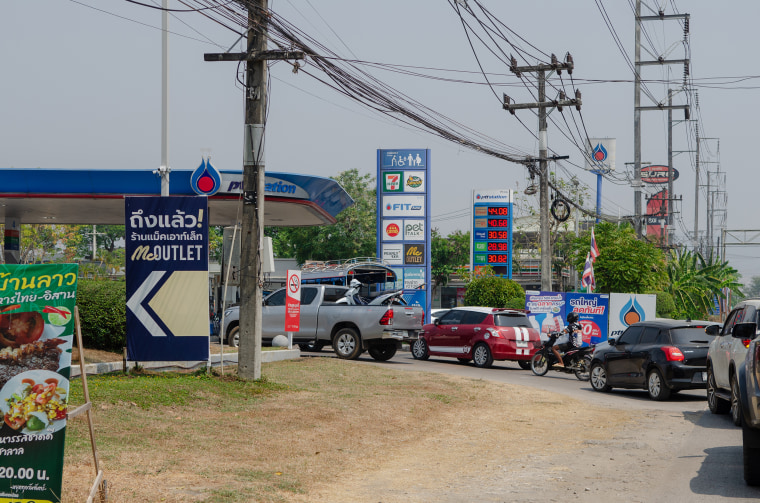 Largas colas de vehículos se alinean en la carretera de Mae Sot, esperando
