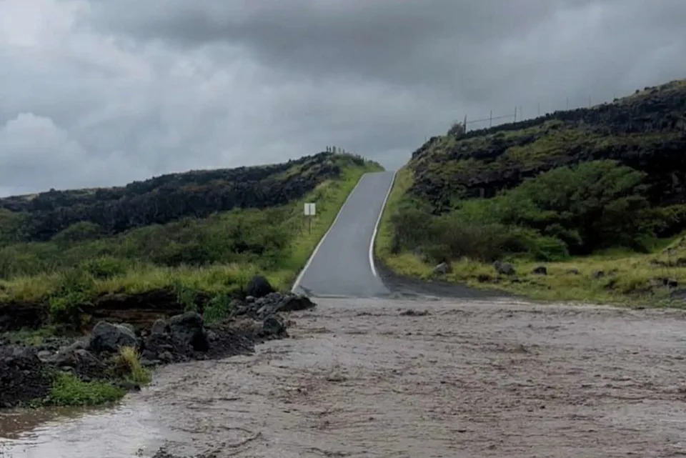 Una calle en Hana, Hawaii, quedó inundada el viernes después de días de aguaceros. (Condado de Maui)