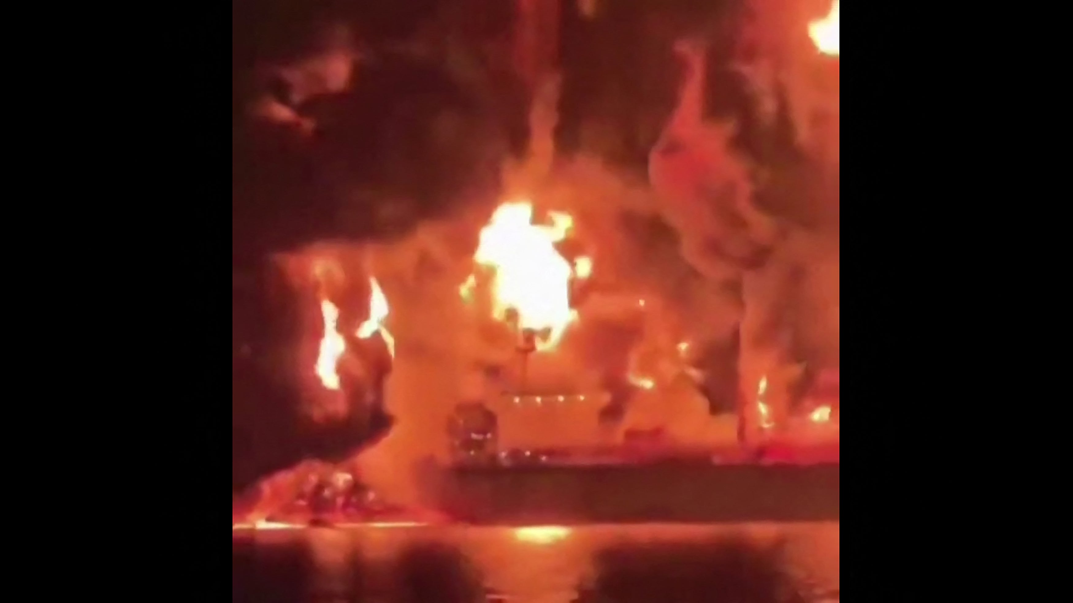 Dos petroleros en llamas frente a las costas de Irak