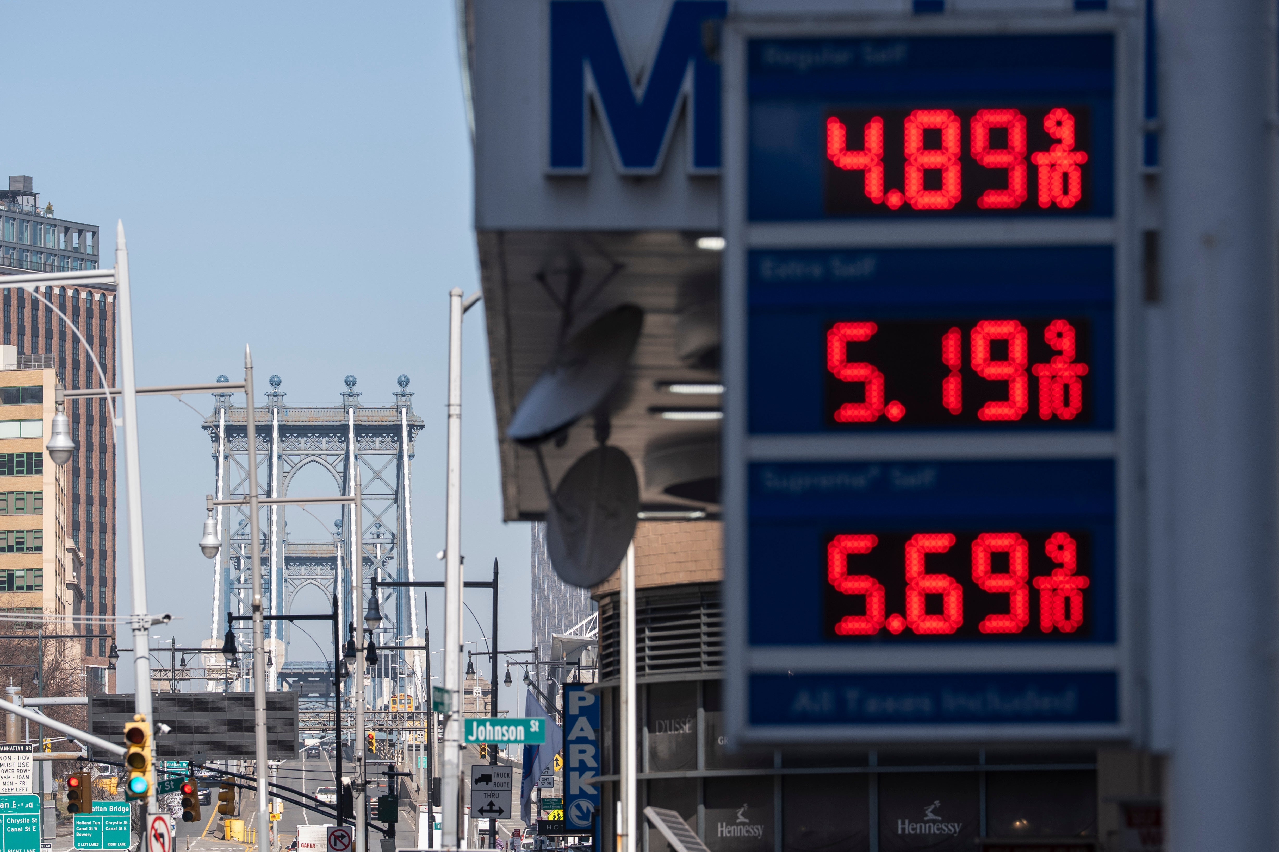 El puente de Manhattan detrás de una pantalla que muestra los precios de la gasolina en una gasolinera, el martes 10 de marzo de 2026, en el distrito de Brooklyn de Nueva York.